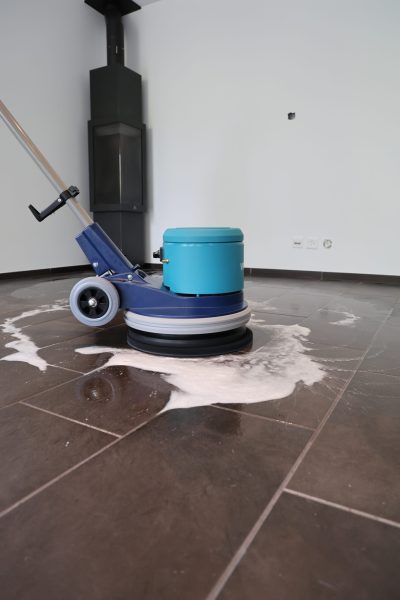 Lavage mécanique des sols avec monobrosse dans un bâtiment professionnel par Clanet