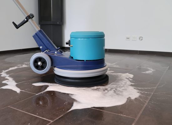 Lavage mécanique des sols avec monobrosse dans un bâtiment professionnel par Clanet