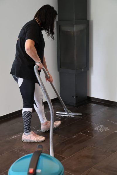 Aspiration professionnelle des sols dans un bâtiment tertiaire par société de nettoyage Clanet