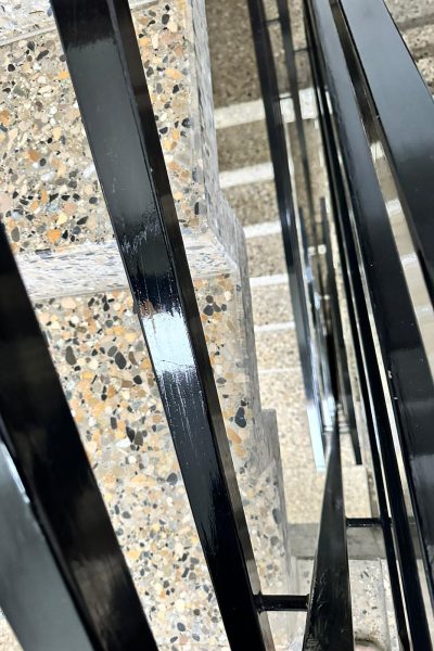 Escaliers d’immeuble avec garde-corps nettoyés dans les parties communes par Clanet