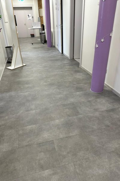 Couloir d’immeuble professionnel avec sol entretenu par la société de nettoyage Clanet