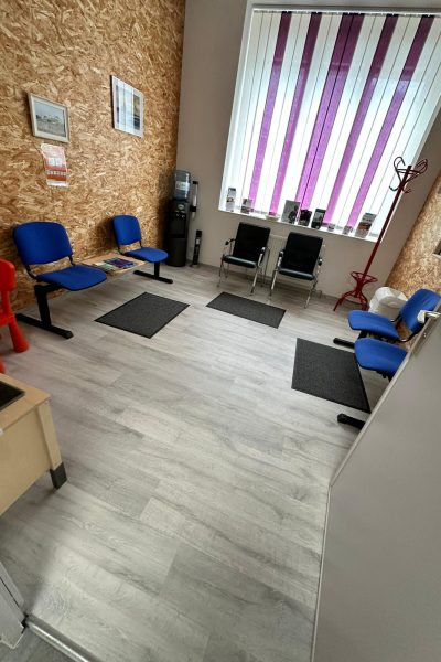 Salle d’attente dans un bâtiment professionnel après entretien et nettoyage par la société Clanet
