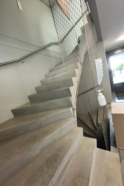 Escalier intérieur d’un immeuble résidentiel nettoyé dans les parties communes par l’entreprise Clanet