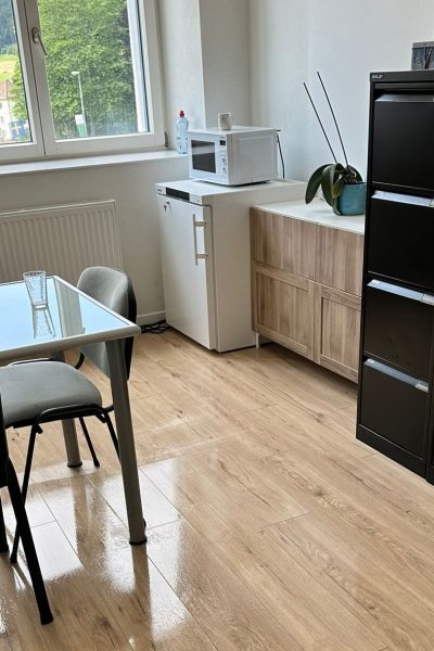 Intérieur d’un appartement lumineux dans immeuble résidentiel après nettoyage professionnel réalisé par Clanet