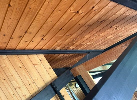 Plafond en bois et structure métallique dans les parties communes d’un immeuble résidentiel entretenu par la société de nettoyage Clanet